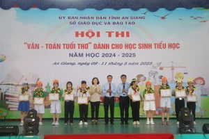 Sở GD&ĐT tỉnh An Giang trao giải Hội thi "Văn - Toán tuổi thơ" dành cho học sinh tiểu học năm học 2024 - 2025. (Ảnh: Trọng Nhân)
