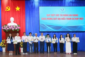 Quỹ Tiếp sức tài năng An Giang họp mặt trao khen thưởng các cá nhân, sinh viên xuất sắc tiêu biểu và trao hỗ trợ sinh viên năm học 2024 - 2025. (Ảnh: Trọng Nhân)