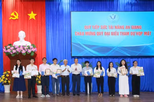 Quỹ Tiếp sức tài năng An Giang họp mặt trao khen thưởng các cá nhân, sinh viên xuất sắc tiêu biểu và trao hỗ trợ sinh viên năm học 2024 - 2025. (Ảnh: Trọng Nhân)