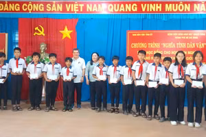 An Giang trao 100 suất học bổng "Nghĩa tình dân vận" cho học sinh nghèo vượt khó. 