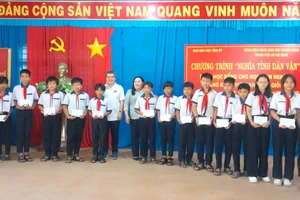 An Giang trao 100 suất học bổng "Nghĩa tình dân vận" cho học sinh nghèo vượt khó. 