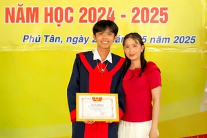 Nam sinh Hồ Vĩ Quốc và mẹ. Ảnh: NVCC.