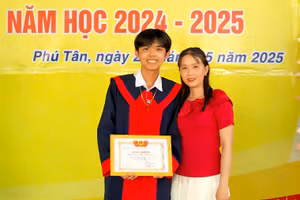 Nam sinh Hồ Vĩ Quốc và mẹ. Ảnh: NVCC.