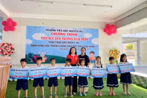 Chương trình "Tiếp sức đến trường" trao tặng quà cho học sinh khó khăn.