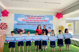 Chương trình "Tiếp sức đến trường" trao tặng quà cho học sinh khó khăn.