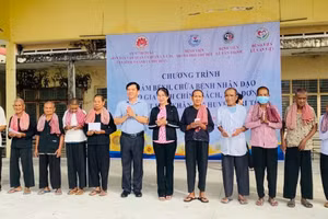 An Giang tặng 500 phần quà cho bà con dân tộc Khmer khó khăn.