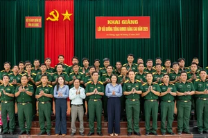 Học viên lớp bồi dưỡng chụp ảnh lưu niệm tại lễ khai giảng.