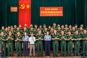 Học viên lớp bồi dưỡng chụp ảnh lưu niệm tại lễ khai giảng.