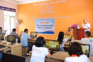 Nhóm "Lan tỏa yêu thương Caravan" trao tặng 24 bộ máy vi tính cho trường học vùng núi. Ảnh: Châu Phong.