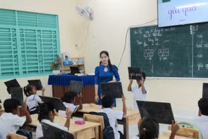 Cô giáo trẻ Nèang Lai My trong giờ lên lớp.