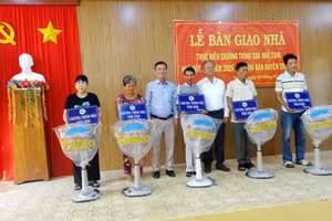 Lễ bàn giao nhà cho người nghèo huyện Tri Tôn (An Giang).