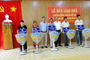 Lễ bàn giao nhà cho người nghèo huyện Tri Tôn (An Giang).