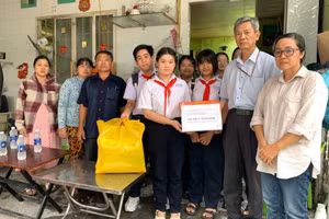 Trường THCS Lý Thường Kiệt (phường Long Xuyên, tỉnh An Giang) trao hỗ trợ cho gia đình học sinh bị hỏa hoạn.