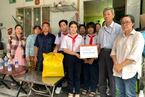 Trường THCS Lý Thường Kiệt (phường Long Xuyên, tỉnh An Giang) trao hỗ trợ cho gia đình học sinh bị hỏa hoạn.