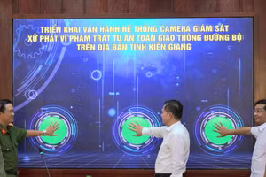 Lãnh đạo tỉnh Kiên Giang bấm nút vận hành hệ thống camera giám sát. (Ảnh: Văn Vũ) 
