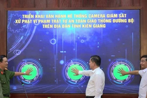 Lãnh đạo tỉnh Kiên Giang bấm nút vận hành hệ thống camera giám sát. (Ảnh: Văn Vũ) 