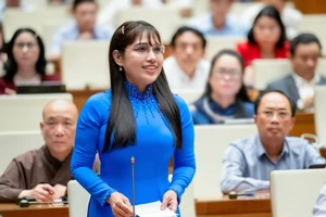 Bà Châu Quỳnh Dao, Bí thư Đảng ủy, Hiệu trưởng Trường THPT Ngô Sĩ Liên (phường Vĩnh Thông, tỉnh An Giang).