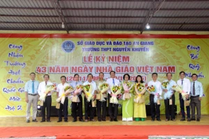 Đại diện Trường THPT Nguyễn Khuyến tặng hoa tri ân các thế hệ lãnh đạo. 