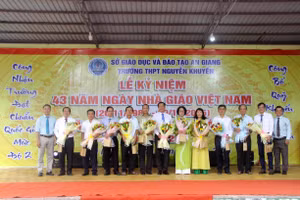 Đại diện Trường THPT Nguyễn Khuyến tặng hoa tri ân các thế hệ lãnh đạo. 