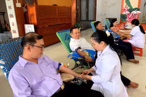 Cán bộ, giáo viên cùng công chức xã Phú Hòa (An Giang) tích cực tham gia hiến máu tình nguyện.
