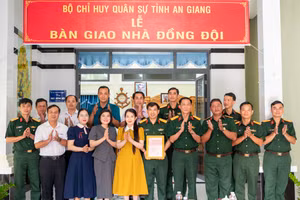 Trao Nhà Đồng đội giúp quân nhân tại ngũ thêm an tâm công tác.
