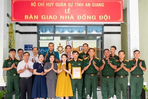 Trao Nhà Đồng đội giúp quân nhân tại ngũ thêm an tâm công tác.
