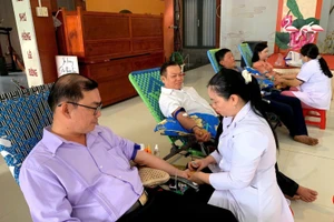 Cán bộ, giáo viên cùng công chức xã Phú Hòa (An Giang) tích cực tham gia hiến máu tình nguyện.