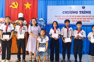 Trao 25 suất học bổng cho học sinh khó khăn xã Óc Eo, tỉnh An Giang.
