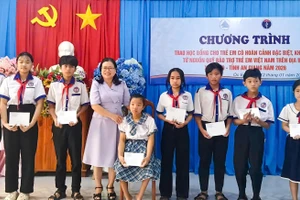 Trao 25 suất học bổng cho học sinh khó khăn xã Óc Eo, tỉnh An Giang.