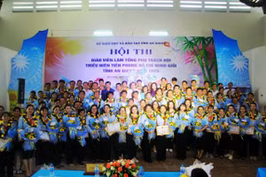 Biểu dương, khen thưởng 72 giáo viên làm TPT Đội TNTP Hồ Chí Minh giỏi. Ảnh: Trọng Nhân.