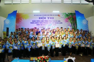Biểu dương, khen thưởng 72 giáo viên làm TPT Đội TNTP Hồ Chí Minh giỏi. Ảnh: Trọng Nhân.