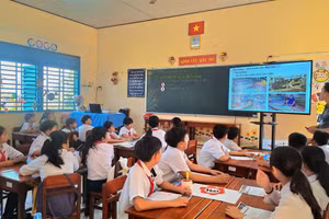 Hoạt động dự giờ tư vấn chuyên môn của Tổ bộ môn Mĩ thuật Tiểu học năm học 2024 - 2025. Ảnh: Trọng Nhân.