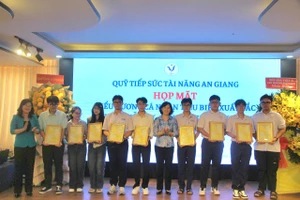 Quỹ Tiếp sức Tài năng An Giang trao khen thưởng, hỗ trợ cho các cá nhân tiêu biểu.