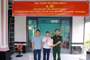 Bàn giao nhà "Mái ấm biên cương" cho hộ gia đình phụ nữ.