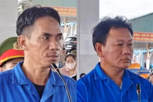 Hai bị cáo cùng phạm tội "Tổ chức đưa người khác xuất cảnh trái phép". Ảnh: Văn Vũ.