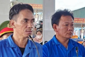 Hai bị cáo cùng phạm tội "Tổ chức đưa người khác xuất cảnh trái phép". Ảnh: Văn Vũ.