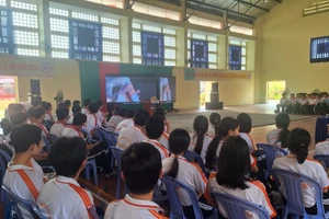 Đoàn công tác Bộ GD&ĐT tổ chức truyền thông về tác hại của thuốc lá mới tại An Giang.