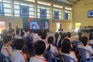 Đoàn công tác Bộ GD&ĐT tổ chức truyền thông về tác hại của thuốc lá mới tại An Giang.