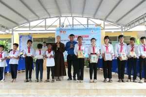Xã Ô Lâm (An Giang) trao 170 bộ sách giáo khoa cho học sinh Khmer khó khăn.