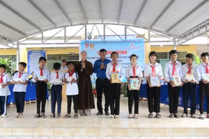 Xã Ô Lâm (An Giang) trao 170 bộ sách giáo khoa cho học sinh Khmer khó khăn.