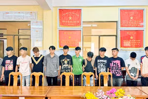 Nhóm thanh thiếu niên bị bắt tạm giam. (Ảnh: Tiến Tầm).