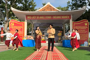 Tiết mục văn nghệ ôn lại lịch sử anh hùng của chị Neáng Nghés.