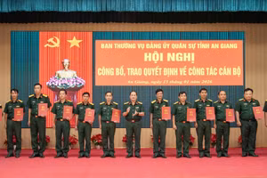 Bộ CHQS tỉnh An Giang công bố, trao quyết định công tác cán bộ.