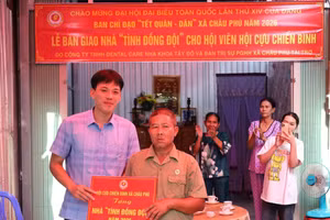 Trao bảng tượng trưng tặng nhà "Tình đồng đội" cho gia đình ông Nguyễn Văn Hầu ngụ xã Châu Phú, tỉnh An Giang.