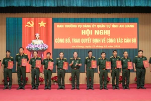 Bộ CHQS tỉnh An Giang công bố, trao quyết định công tác cán bộ.