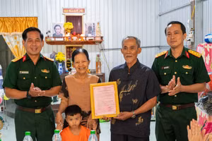 Trao quyết định trao nhà "Tình đồng đội" cho gia đình ông Nguyễn Văn Nhỏ.