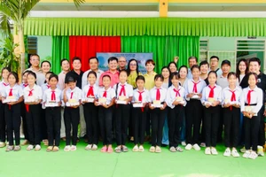 Trao học bổng và quà "Tiếp bước đến trường" cho học sinh Khmer vượt khó học tốt.