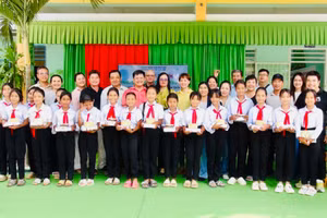 Trao học bổng và quà "Tiếp bước đến trường" cho học sinh Khmer vượt khó học tốt. 