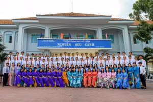 Tập thể Sư phạm Trường THPT Nguyễn Hữu Cảnh (tỉnh An Giang). Ảnh: NTCC.