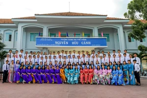 Tập thể Sư phạm Trường THPT Nguyễn Hữu Cảnh (tỉnh An Giang). Ảnh: NTCC.